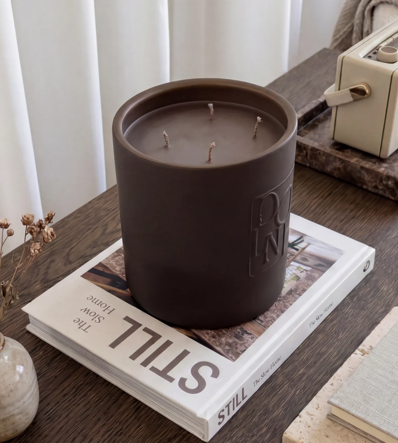 Dolni Large Brown Ceramic 2200g Tobacco & Oud Candle - Image 3