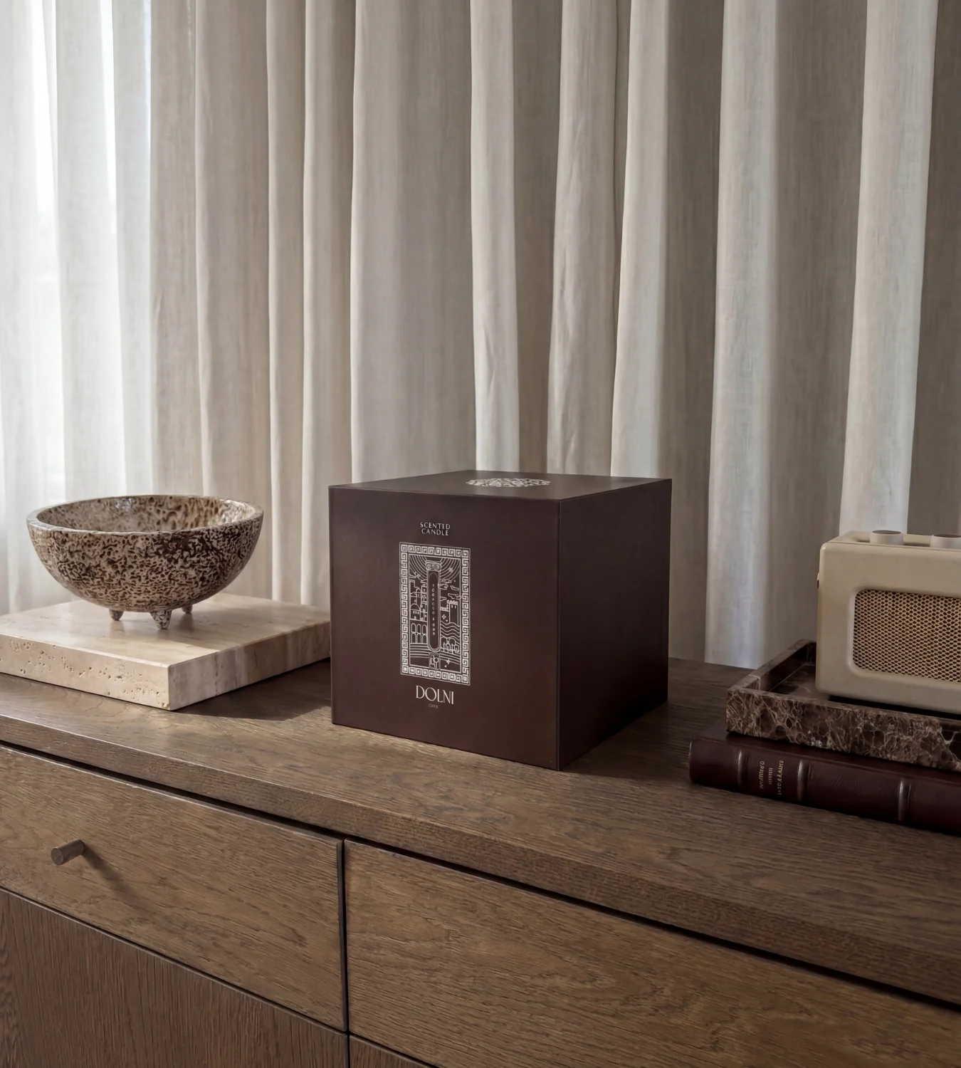 Dolni Large Brown Ceramic 2200g Tobacco & Oud Candle - Image 4