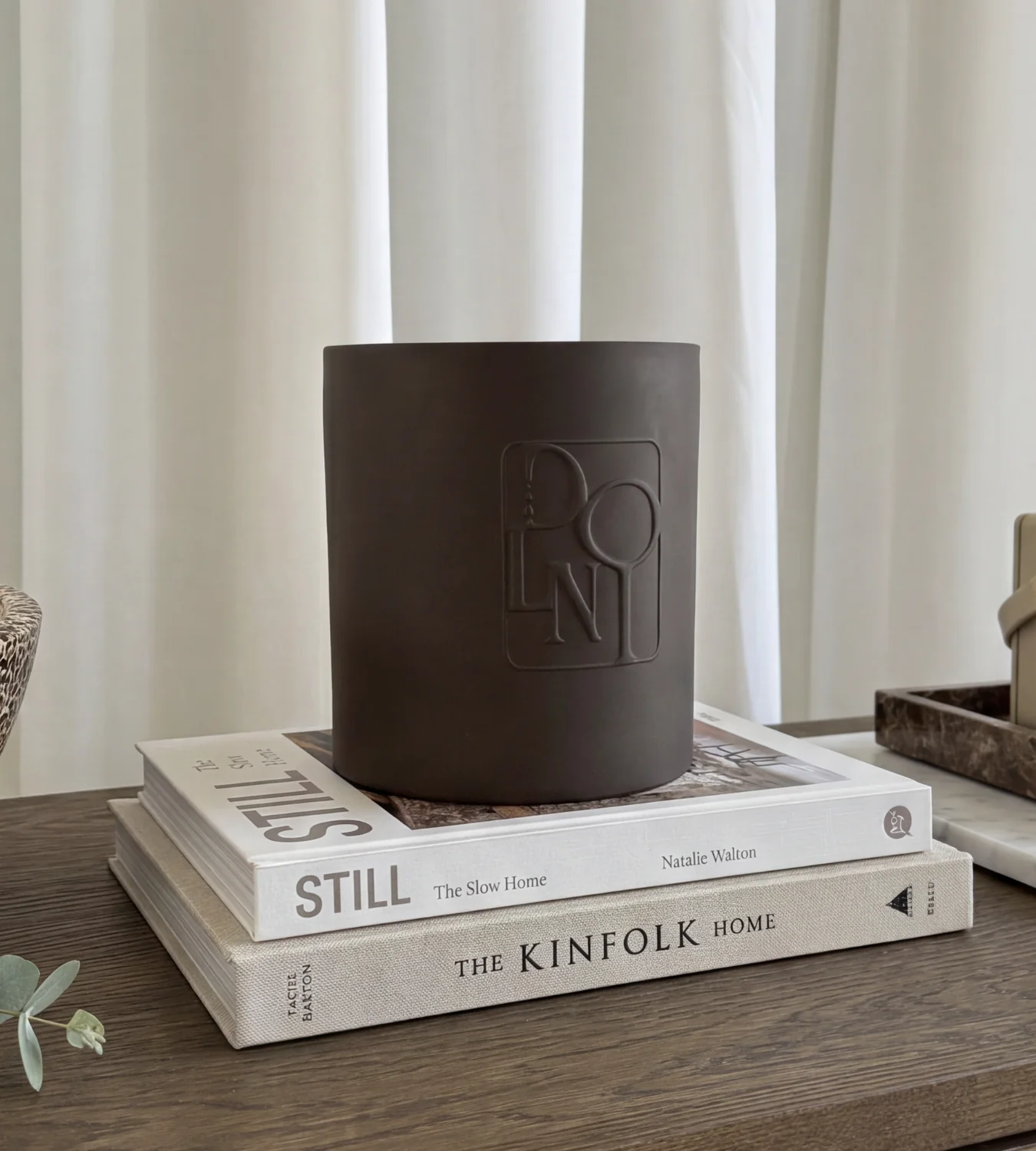 Dolni Large Brown Ceramic 2200g Tobacco & Oud Candle - Image 5
