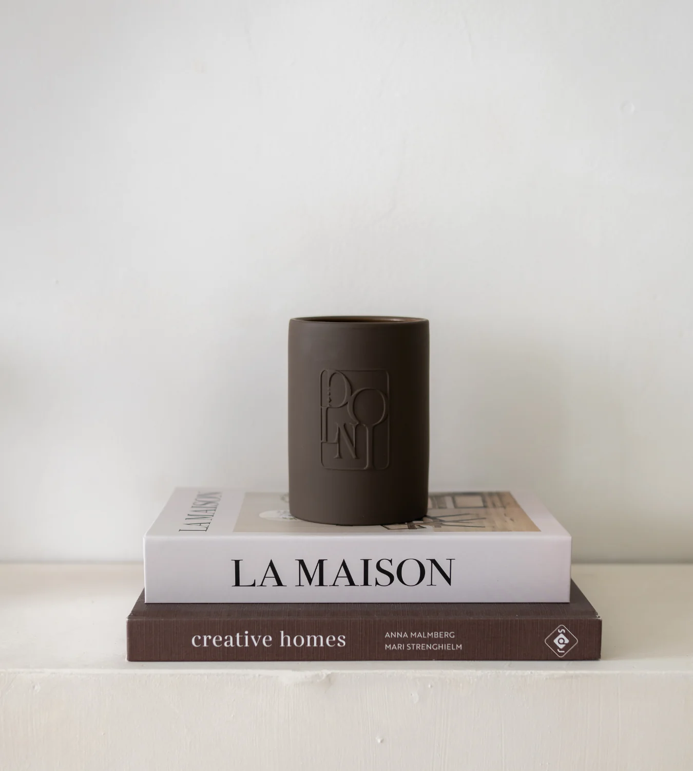 Dolni Large Brown Ceramic 600g Tobacco & Oud Candle - Image 4