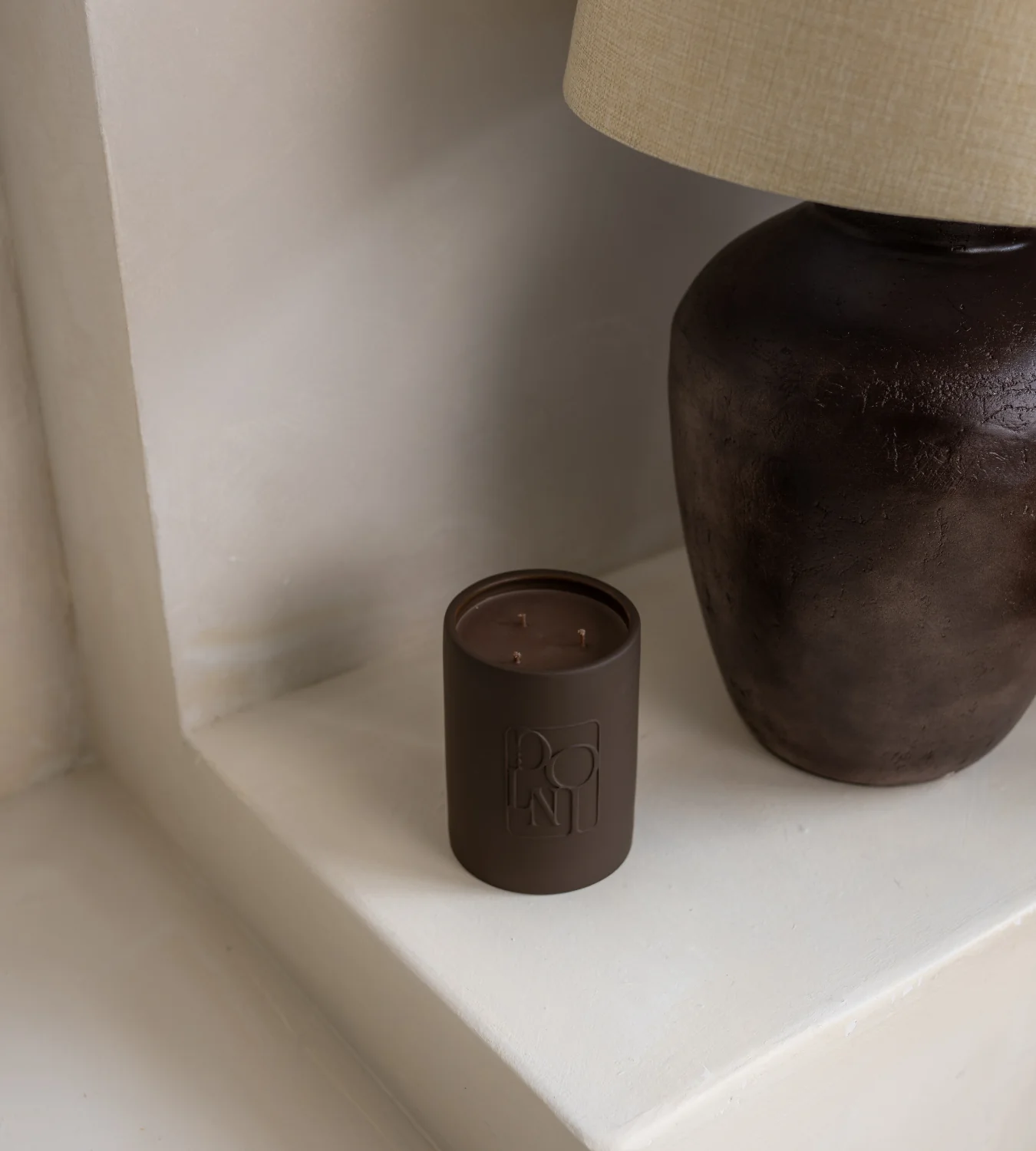 Dolni Large Brown Ceramic 600g Tobacco & Oud Candle - Image 5