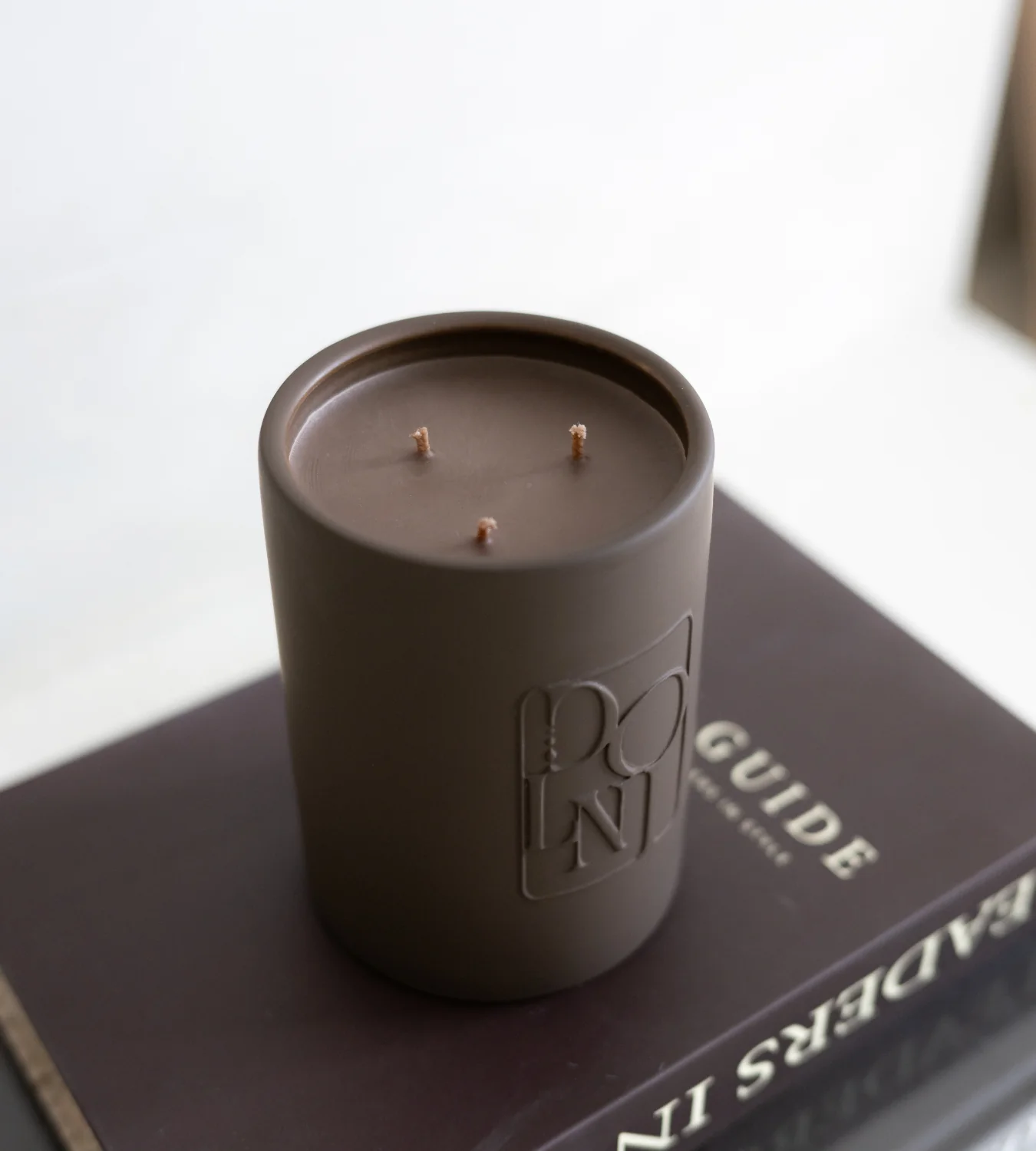 Dolni Large Brown Ceramic 600g Tobacco & Oud Candle - Image 7