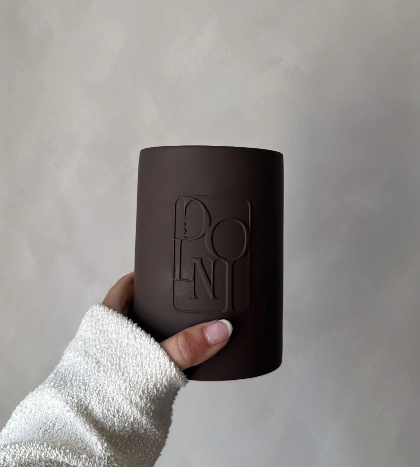 Dolni Large Brown Ceramic 600g Tobacco & Oud Candle - Image 9