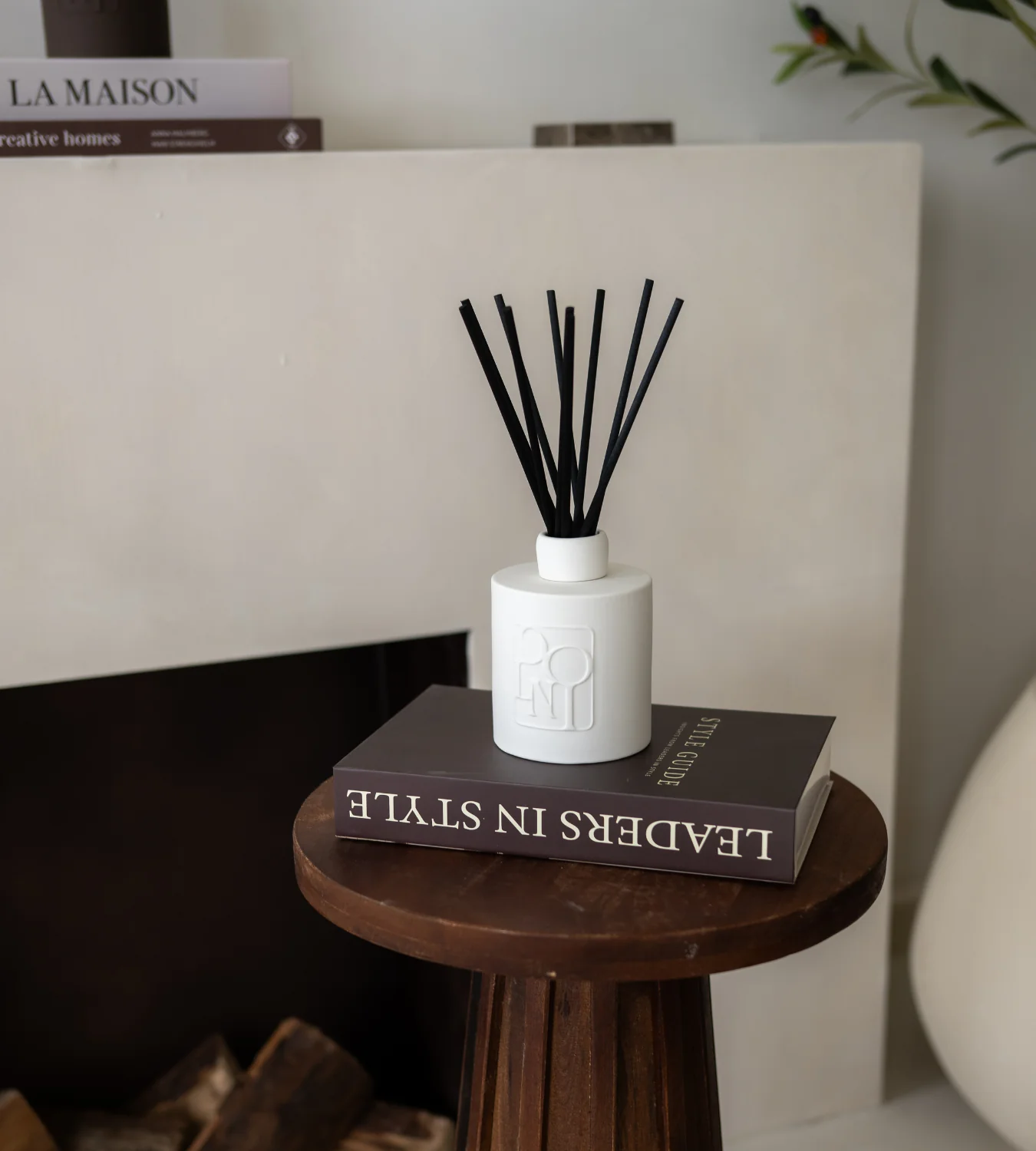 Dolni Large White Ceramic Blackberry Oud 500ml Reed Diffuser - Image 3