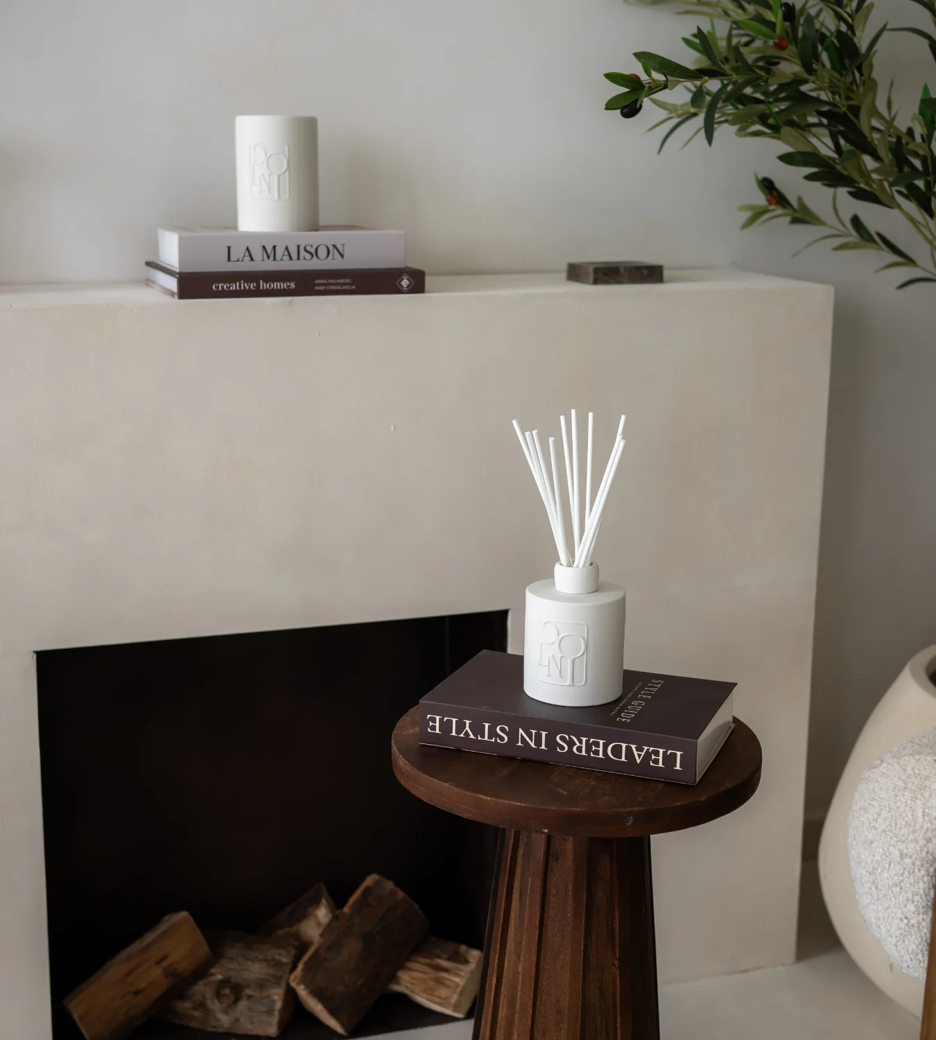 Dolni Large White Ceramic Blackberry Oud 500ml Reed Diffuser - Image 4
