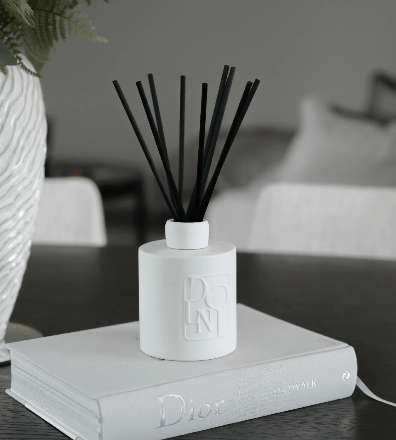 Dolni Large White Ceramic Blackberry Oud 500ml Reed Diffuser - Image 5