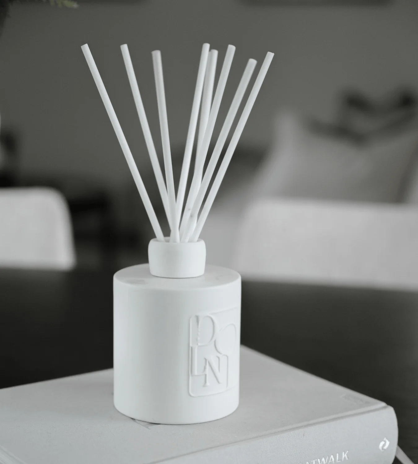 Dolni Large White Ceramic Blackberry Oud 500ml Reed Diffuser - Image 6