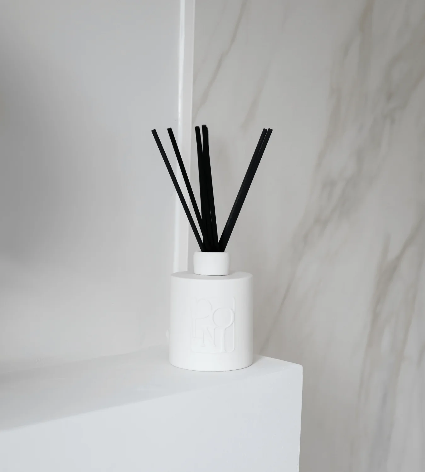 Dolni Large White Ceramic Blackberry Oud 500ml Reed Diffuser - Image 9