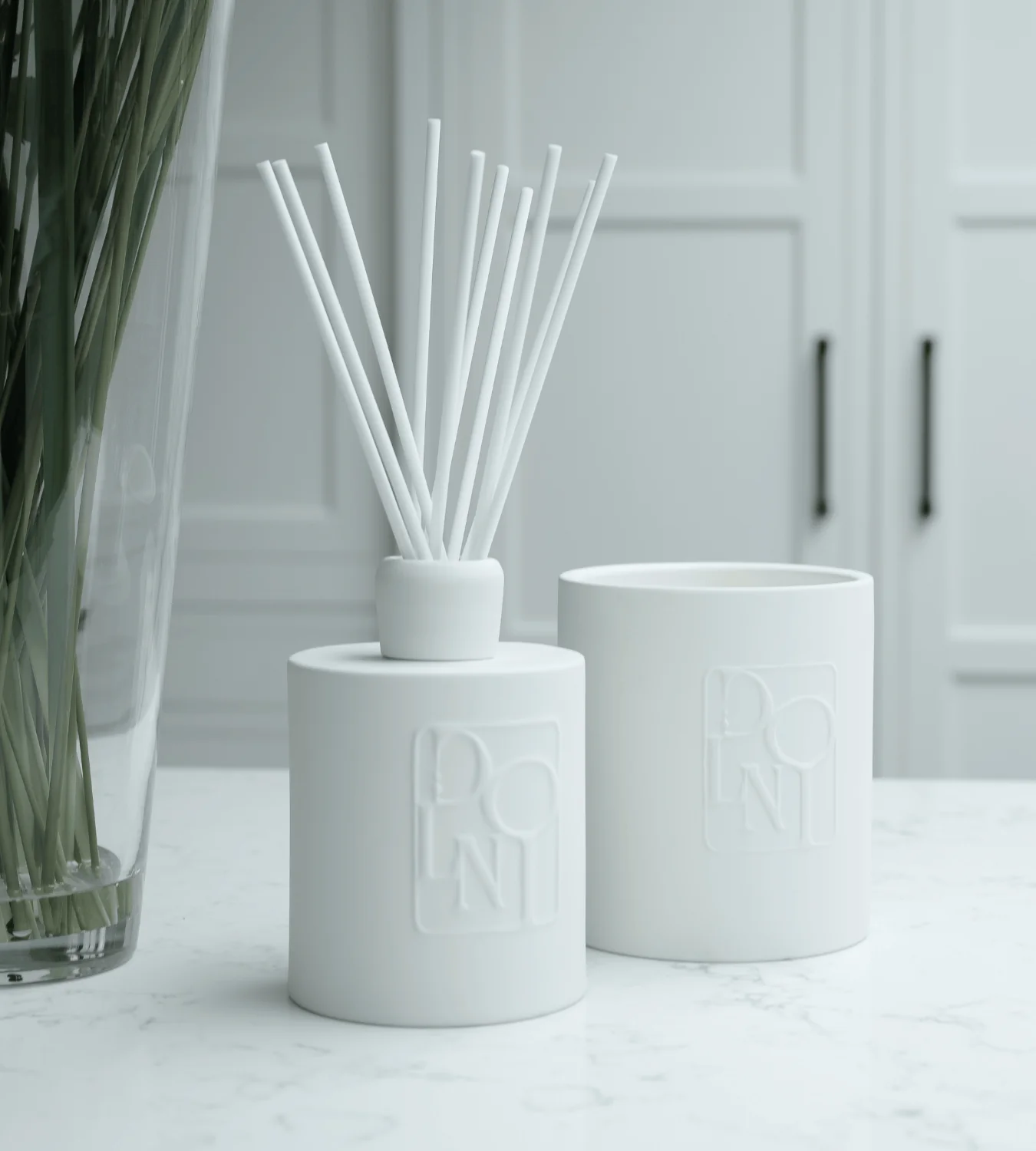 Dolni Extra Large White Ceramic Blackberry Oud Reed Diffuser - Image 10