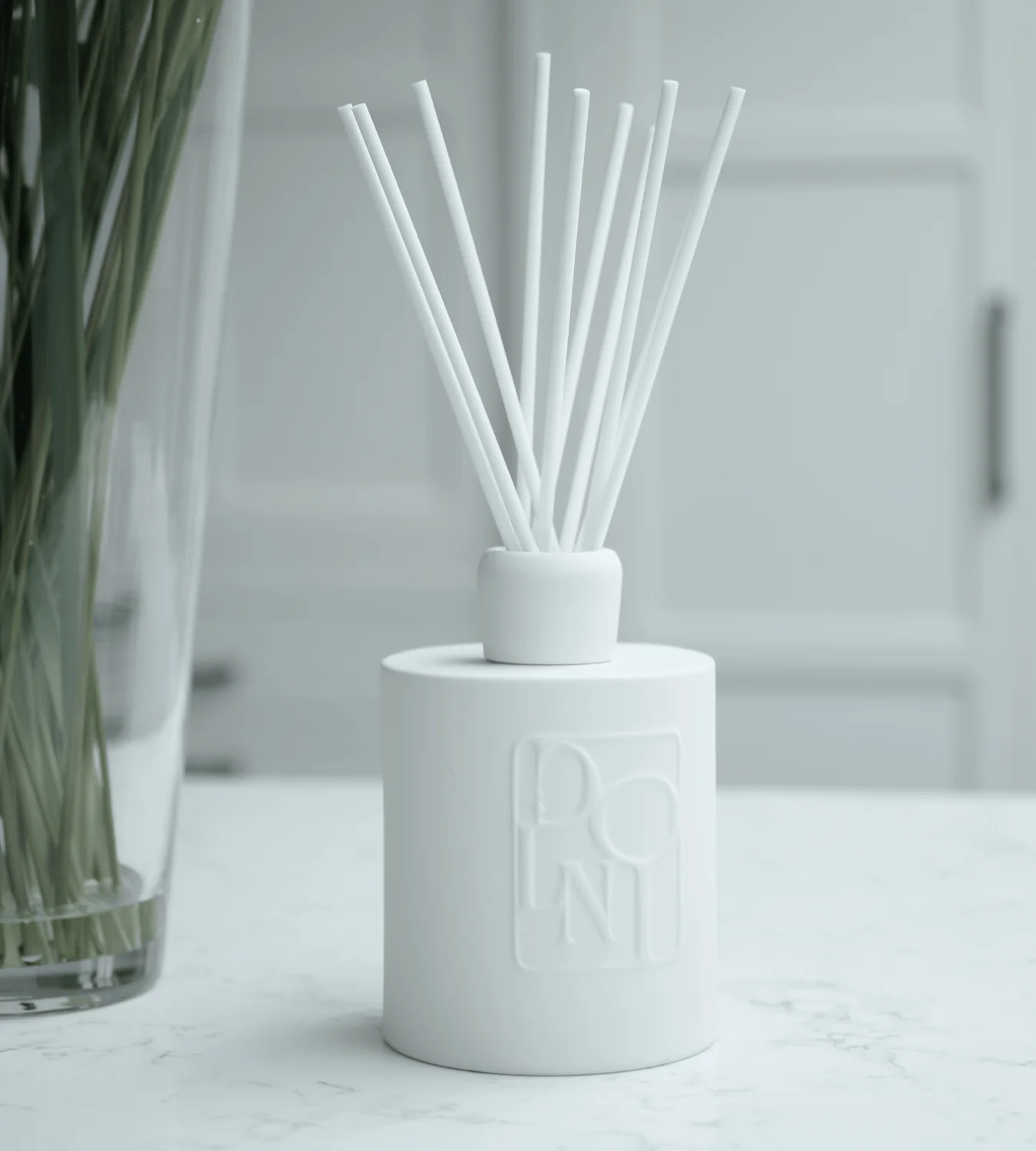 Dolni Extra Large White Ceramic Blackberry Oud Reed Diffuser - Image 11