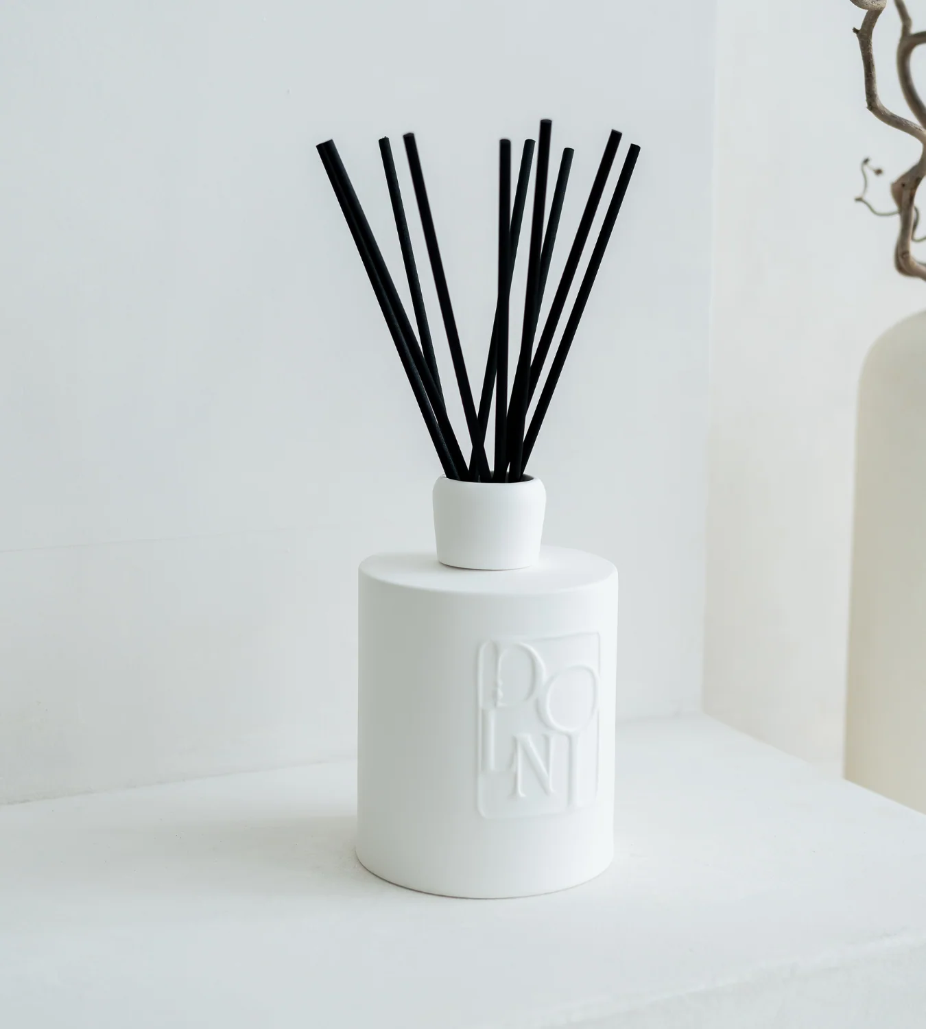 Dolni Extra Large White Ceramic Blackberry Oud Reed Diffuser - Image 6