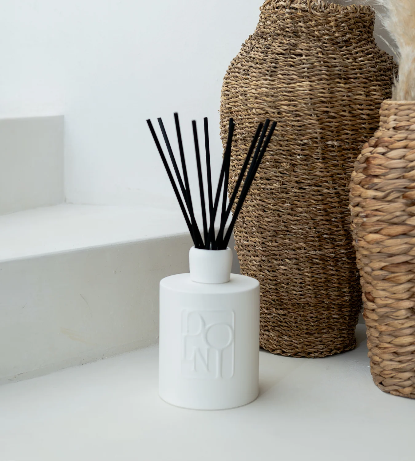 Dolni Extra Large White Ceramic Blackberry Oud Reed Diffuser - Image 7