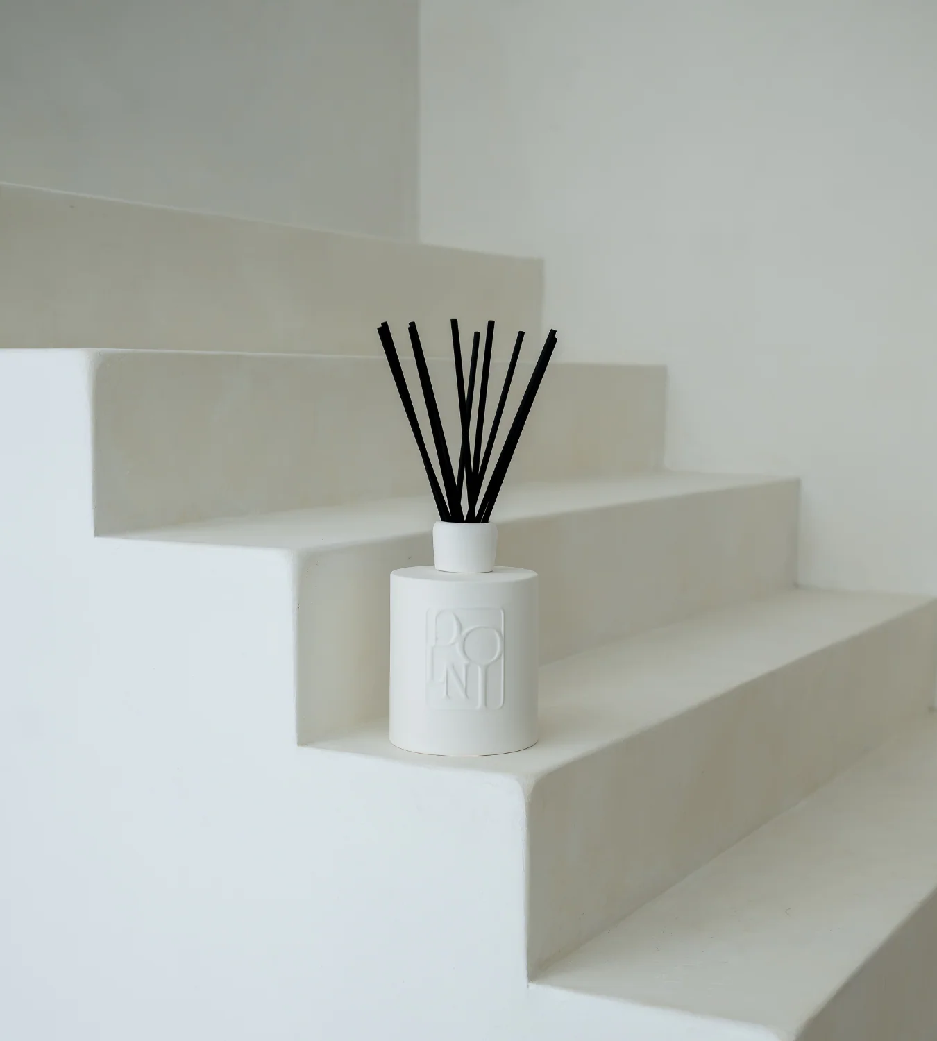 Dolni Extra Large White Ceramic Blackberry Oud Reed Diffuser - Image 9