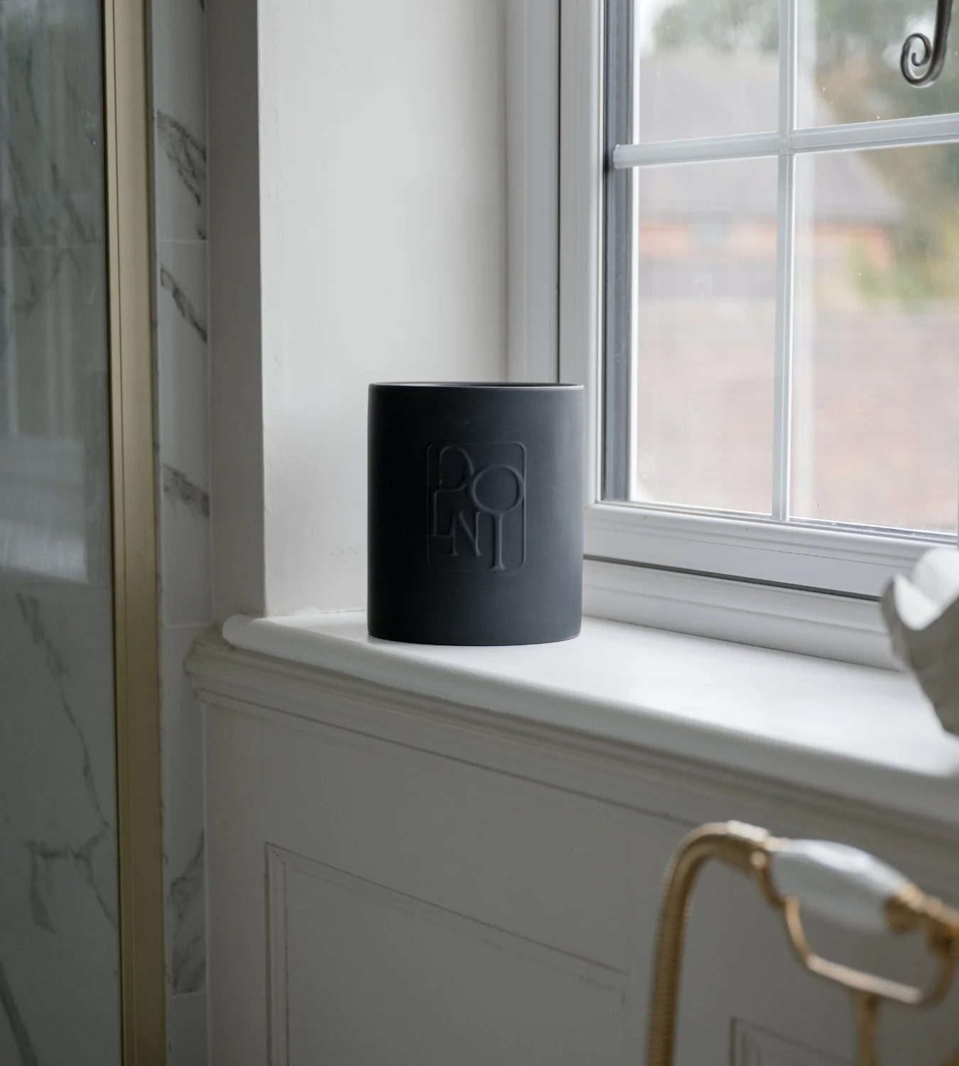 Dolni XL Black Ceramic 2200g Tuberose & Sandalwood Candle - Image 3