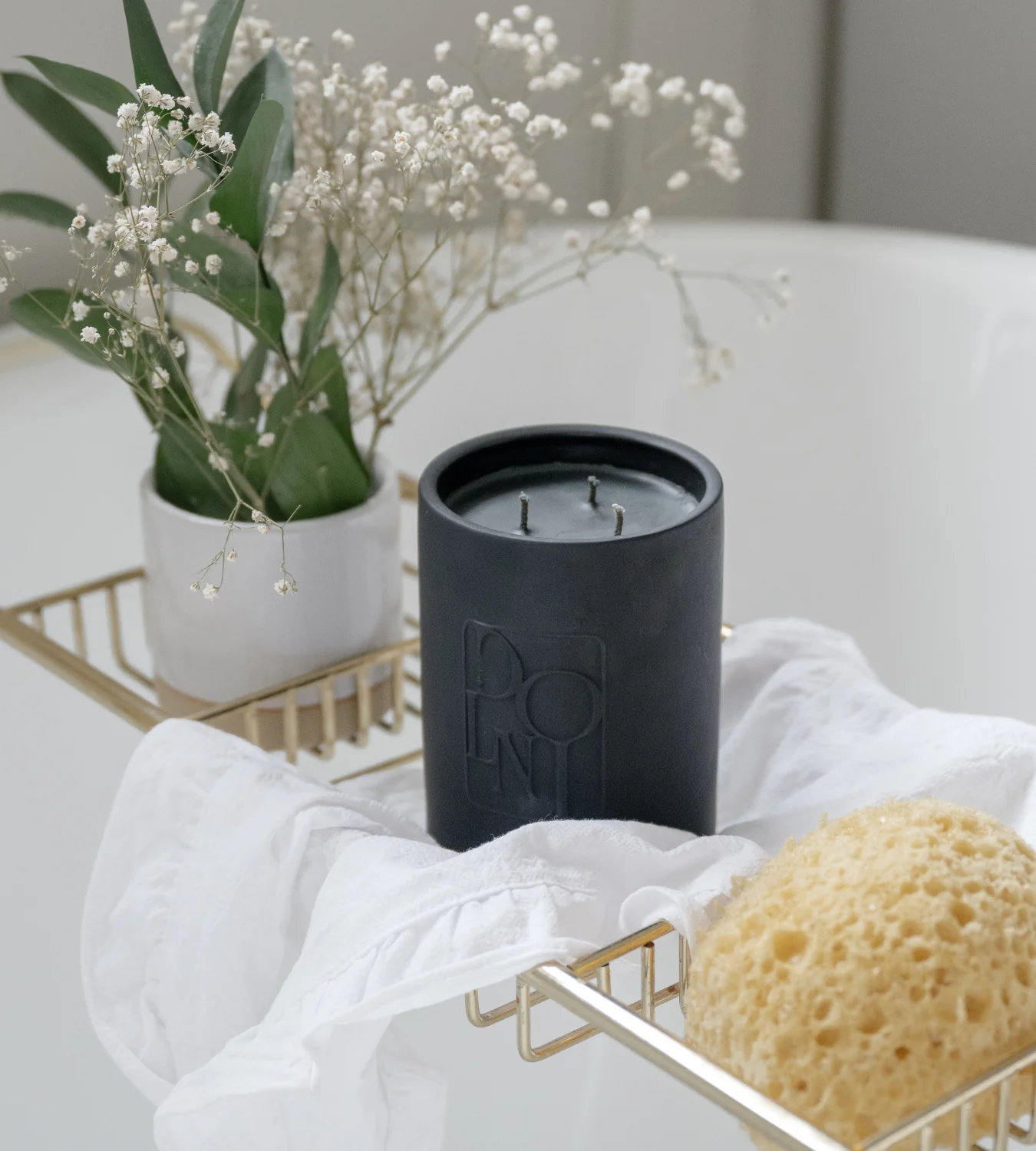 Dolni Large Black Ceramic 600g Tuberose & Sandalwood Candle - Image 2