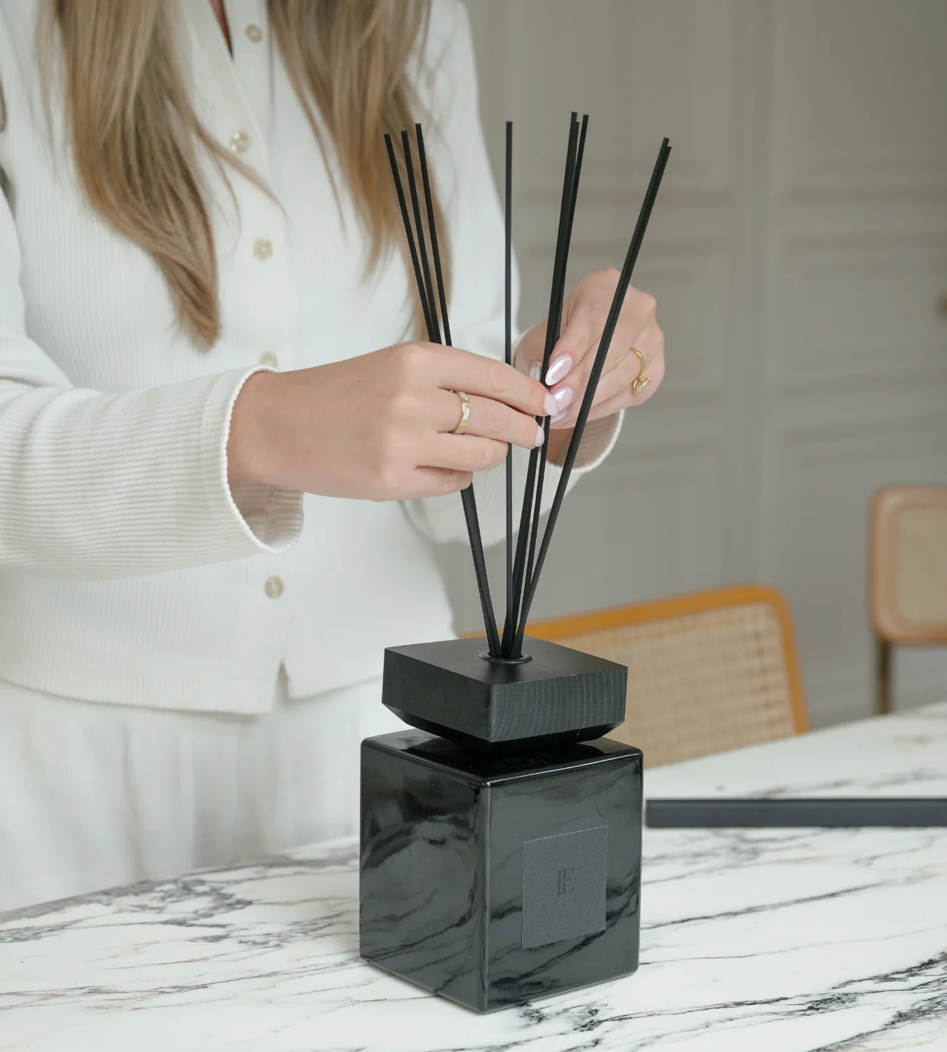 Evara Fresh Fig Solid Black Reed Diffuser Set - 1000ml - Image 4