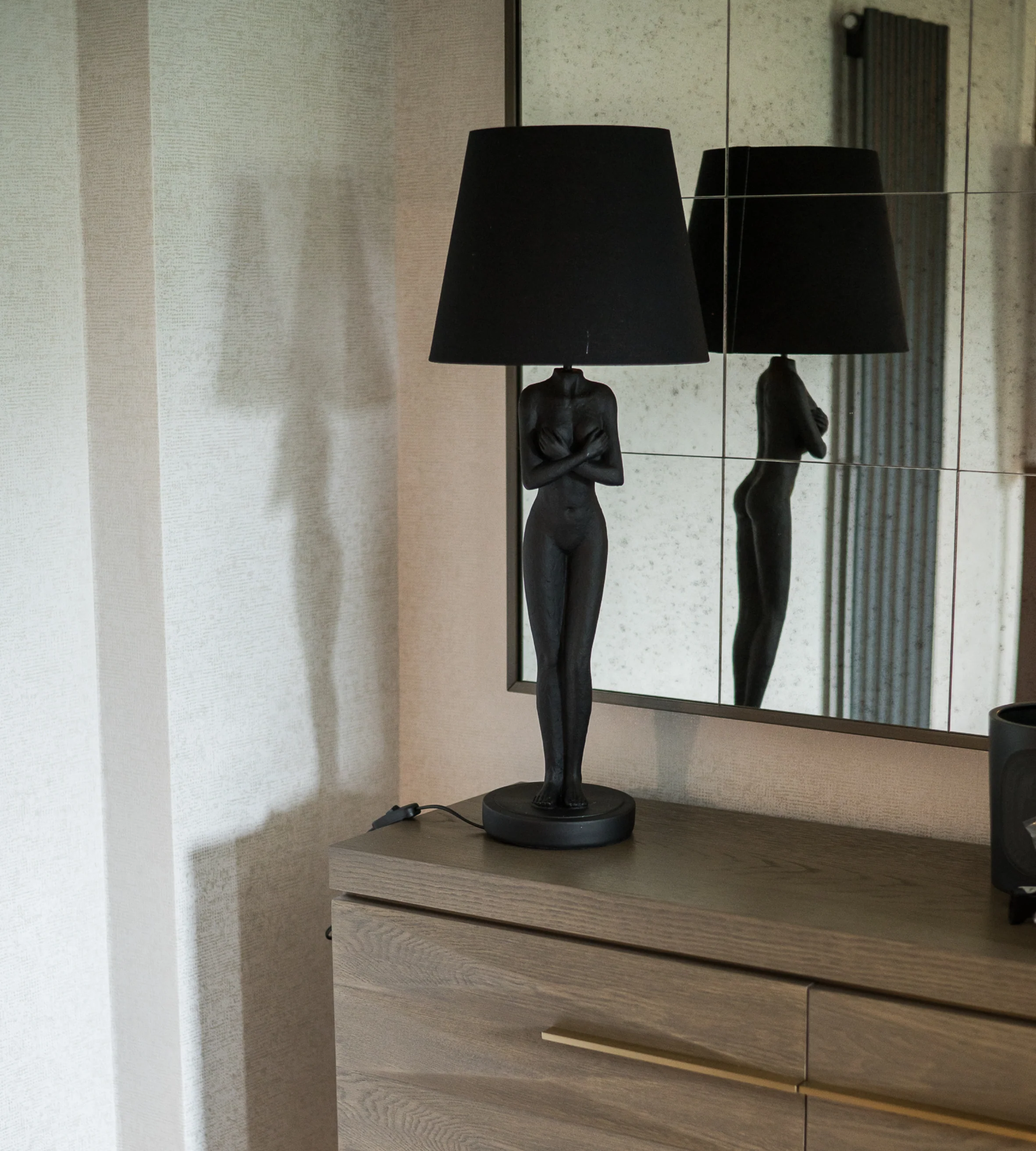 Lady Black & Gold Table Lamp - Image 4