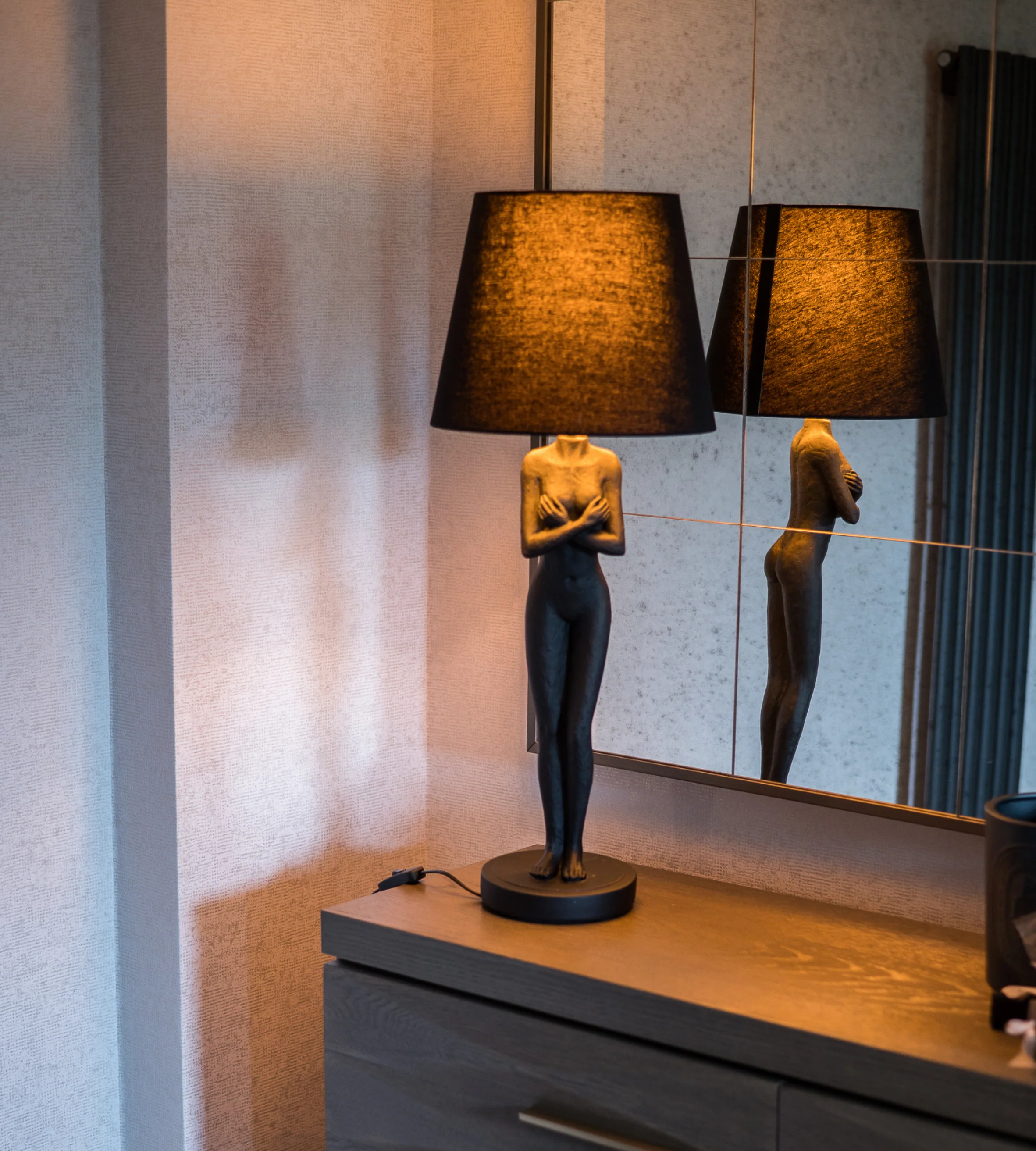 Lady Black & Gold Table Lamp - Image 9
